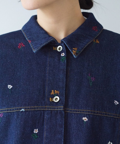 yuni(ユニ )の「floral embloidely denim cocoon ブルゾン(デニムジャケット・レディース・ネイビー/サックスブルー・FREE)」の13枚目の写真