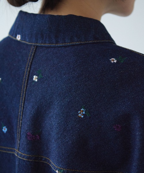 yuni(ユニ )の「floral embloidely denim cocoon ブルゾン(デニムジャケット・レディース・ネイビー/サックスブルー・FREE)」の15枚目の写真