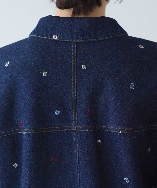 yuni(ユニ )の「floral embloidely denim cocoon ブルゾン(デニムジャケット・レディース・ネイビー/サックスブルー・FREE)」の16枚目の写真