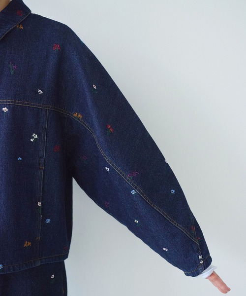 yuni(ユニ )の「floral embloidely denim cocoon ブルゾン(デニムジャケット・レディース・ネイビー/サックスブルー・FREE)」の17枚目の写真
