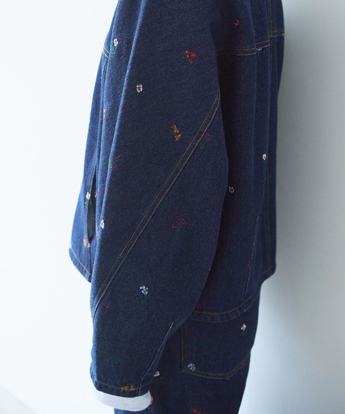 yuni(ユニ )の「floral embloidely denim cocoon ブルゾン(デニムジャケット・レディース・ネイビー/サックスブルー・FREE)」の18枚目の写真
