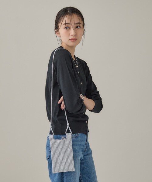 INDIVI(インディヴィ)の「【大人ラメ/スマホ入れ】ニット素材ミニポシェット(ショルダーバッグ・レディース・シルバー/シルバー系5・00)」の1枚目の写真
