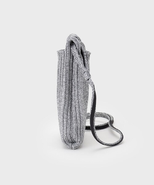 INDIVI(インディヴィ)の「【大人ラメ/スマホ入れ】ニット素材ミニポシェット(ショルダーバッグ・レディース・シルバー/シルバー系5・00)」の9枚目の写真