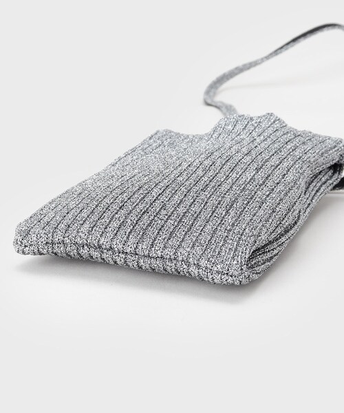INDIVI(インディヴィ)の「【大人ラメ/スマホ入れ】ニット素材ミニポシェット(ショルダーバッグ・レディース・シルバー/シルバー系5・00)」の11枚目の写真
