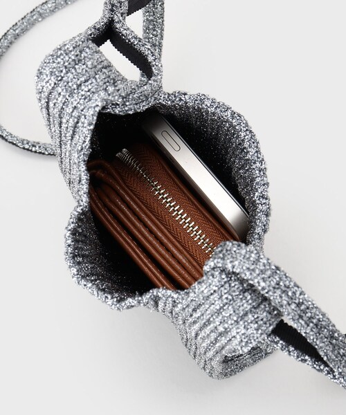 INDIVI(インディヴィ)の「【大人ラメ/スマホ入れ】ニット素材ミニポシェット(ショルダーバッグ・レディース・シルバー/シルバー系5・00)」の14枚目の写真