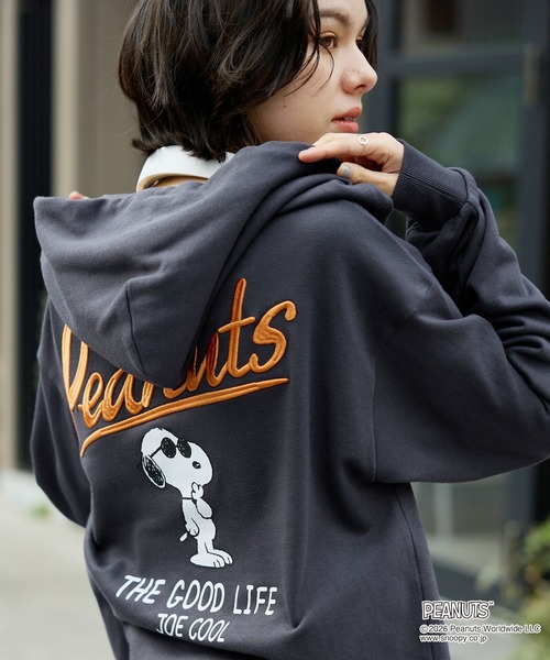 PEANUTS（ピーナッツ）の「【PEANUTS / SNOOPY】別注 ピーナッツ スヌーピー 刺繍プリント ジップパーカー（パーカー・レディース・スミクロ/オートミール/グレー系/ブラック系・L/M）」の2枚目の写真