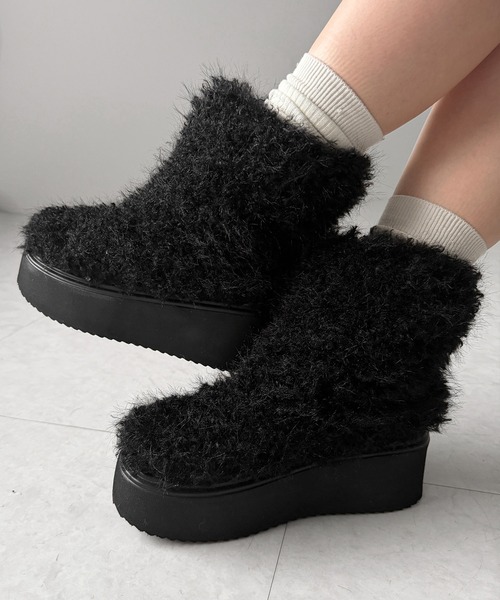 me+em select(ミームセレクト)の「【 2color 】厚底フェイクシャギーファーショートブーツ / platform fake shaggy fur short boots(ブーツ・レディース・ブラック/アイボリー・37/38/39)」の2枚目の写真