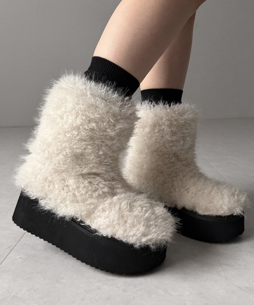 me+em select(ミームセレクト)の「【 2color 】厚底フェイクシャギーファーショートブーツ / platform fake shaggy fur short boots(ブーツ・レディース・ブラック/アイボリー・37/38/39)」の8枚目の写真