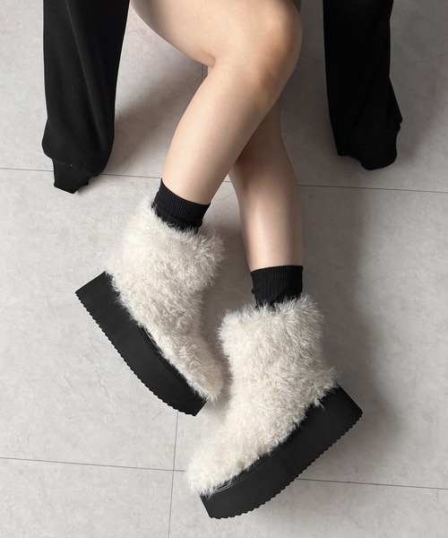 me+em select(ミームセレクト)の「【 2color 】厚底フェイクシャギーファーショートブーツ / platform fake shaggy fur short boots(ブーツ・レディース・ブラック/アイボリー・37/38/39)」の11枚目の写真