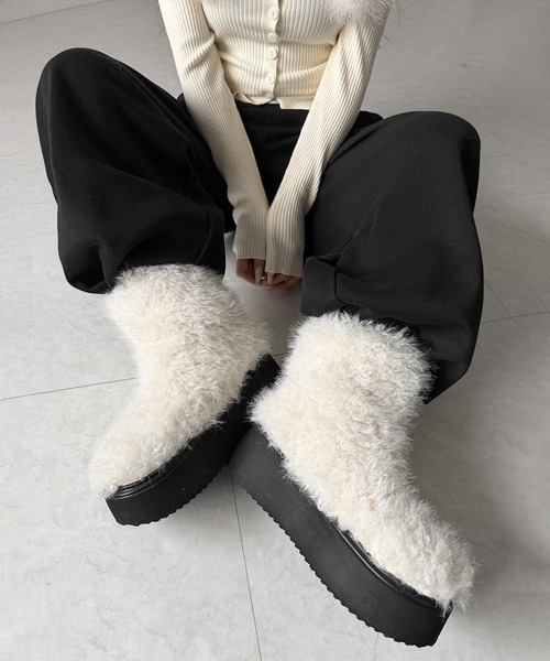 me+em select(ミームセレクト)の「【 2color 】厚底フェイクシャギーファーショートブーツ / platform fake shaggy fur short boots(ブーツ・レディース・ブラック/アイボリー・37/38/39)」の16枚目の写真