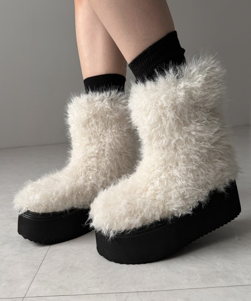 me+em select(ミームセレクト)の「【 2color 】厚底フェイクシャギーファーショートブーツ / platform fake shaggy fur short boots(ブーツ・レディース・ブラック/アイボリー・37/38/39)」の5枚目の写真