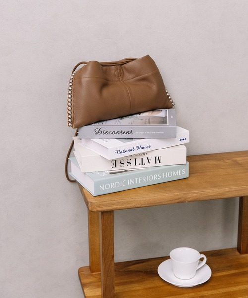 Beau're（ヴュレ）の「BEAURE スタッズ 2way クラッチ（クラッチバッグ・レディース・ブラウン/ブラック/グレー・FREE）」の3枚目の写真