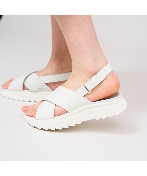 Clarks(クラークス)の「DashLite Wish / ダッシュライトウィッシュ (ホワイトレザー)(サンダル・レディース・ホワイト・UK3/UK4/UK6/UK5.5/UK5/UK4.5/UK3.5)」の2枚目の写真