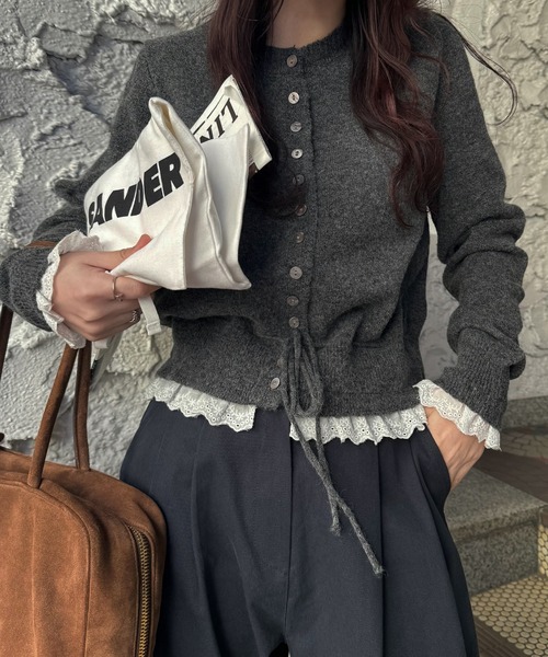 WILLFULLY（ウィルフリー）の「lace trim drawstring knit cardigan（ニット/セーター・レディース・ベージュ/チャコールグレー・FREE）」の3枚目の写真