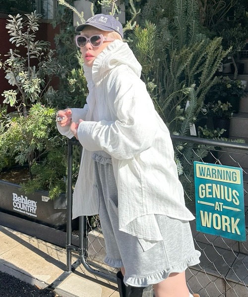 Alley Tokyo（アリートーキョー）の「フリフリフードシャツ（シャツ/ブラウス・レディース・ホワイト系/サックスブルー/オフホワイト・FREE）」の2枚目の写真