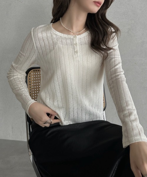 TREOVER(トレオーバー)の「抜け感をプラスするシアーリブヘンリーネックトップス(Tシャツ/カットソー・レディース・オフホワイト/ブラック・FREE)」の1枚目の写真
