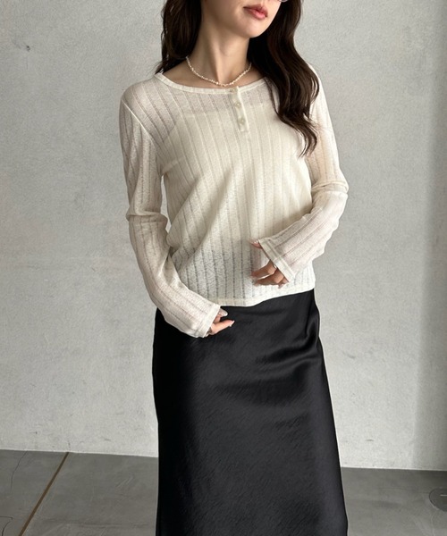 TREOVER(トレオーバー)の「抜け感をプラスするシアーリブヘンリーネックトップス(Tシャツ/カットソー・レディース・オフホワイト/ブラック・FREE)」の3枚目の写真