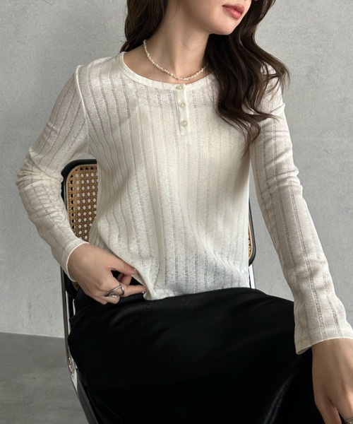 TREOVER(トレオーバー)の「抜け感をプラスするシアーリブヘンリーネックトップス(Tシャツ/カットソー・レディース・オフホワイト/ブラック・FREE)」の4枚目の写真