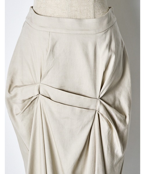 RUMCHE(ラムシェ)の「Layered Tuck Skirt / レイヤードタックスカート(スカート・レディース・ベージュ/ブラック・MEDIUM/SMALL)」の6枚目の写真