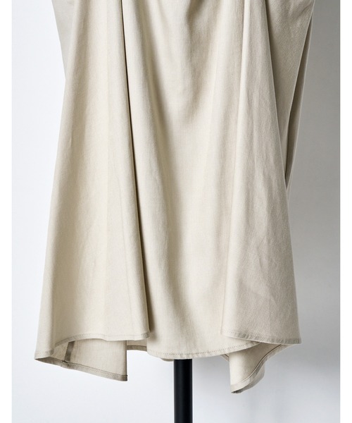RUMCHE(ラムシェ)の「Layered Tuck Skirt / レイヤードタックスカート(スカート・レディース・ベージュ/ブラック・MEDIUM/SMALL)」の8枚目の写真