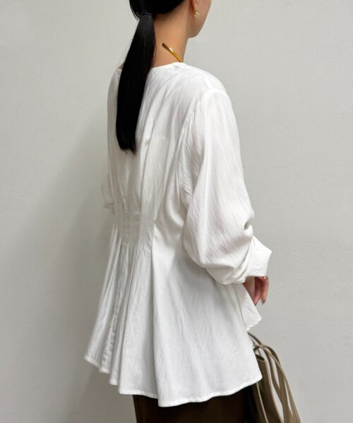 LOUNGEDRESS（ラウンジドレス）の「Aラインペプラムブラウス（シャツ/ブラウス・レディース・ライトベージュ/オフホワイト/チャコールグレー・FREE）」の10枚目の写真