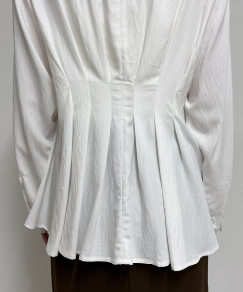 LOUNGEDRESS（ラウンジドレス）の「Aラインペプラムブラウス（シャツ/ブラウス・レディース・ライトベージュ/オフホワイト/チャコールグレー・FREE）」の18枚目の写真