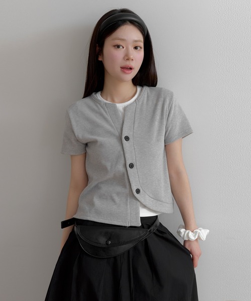 UNE MANSION(ユヌマンション)の「【UNE ORIGINAL】フロントカーブビッグボタンリブ半袖カーディガン(Tシャツ/カットソー・レディース・グレー/アイボリー/ブラック・FREE)」の1枚目の写真