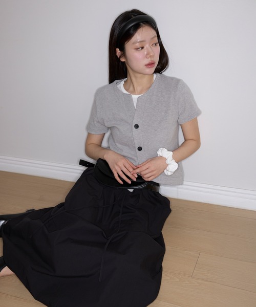 UNE MANSION(ユヌマンション)の「【UNE ORIGINAL】フロントカーブビッグボタンリブ半袖カーディガン(Tシャツ/カットソー・レディース・グレー/アイボリー/ブラック・FREE)」の11枚目の写真