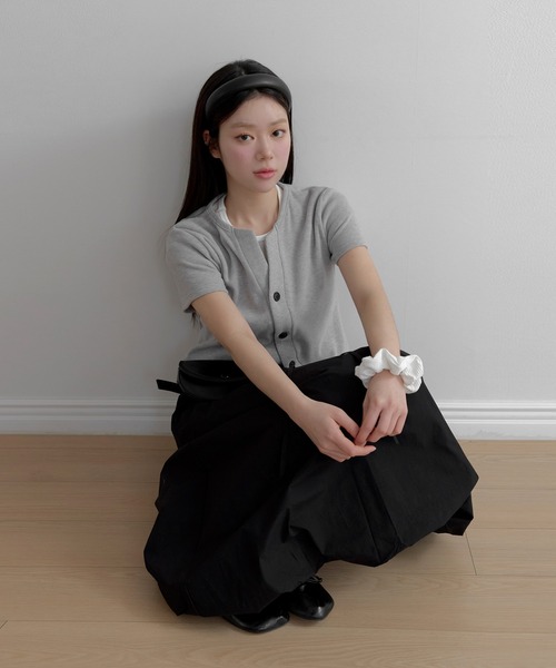 UNE MANSION(ユヌマンション)の「【UNE ORIGINAL】フロントカーブビッグボタンリブ半袖カーディガン(Tシャツ/カットソー・レディース・グレー/アイボリー/ブラック・FREE)」の5枚目の写真