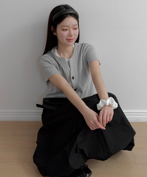 UNE MANSION(ユヌマンション)の「【UNE ORIGINAL】フロントカーブビッグボタンリブ半袖カーディガン(Tシャツ/カットソー・レディース・グレー/アイボリー/ブラック・FREE)」の6枚目の写真