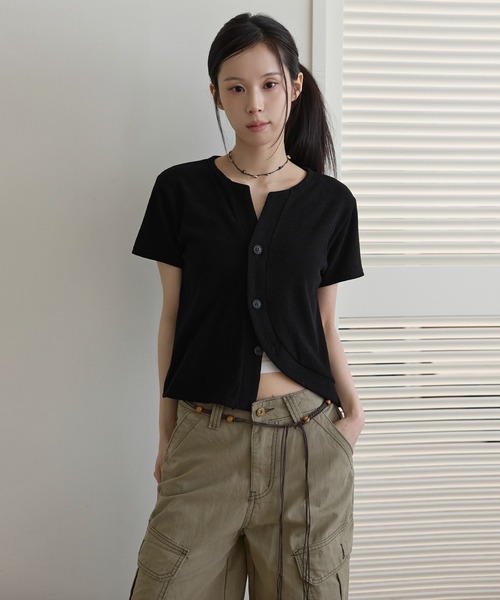 UNE MANSION(ユヌマンション)の「【UNE ORIGINAL】フロントカーブビッグボタンリブ半袖カーディガン(Tシャツ/カットソー・レディース・グレー/アイボリー/ブラック・FREE)」の19枚目の写真