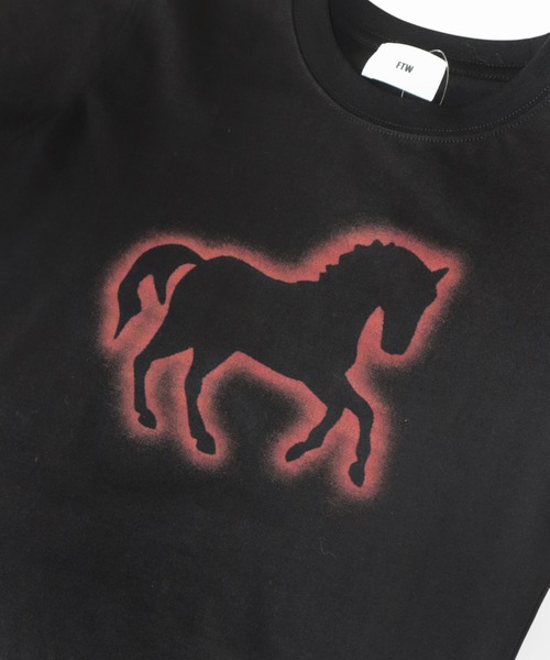 FTW(エフティダブリュー)の「HORSE PRINT TEE(Tシャツ/カットソー・レディース・ブラック/ブルー・SMALL/MEDIUM/LARGE)」の6枚目の写真