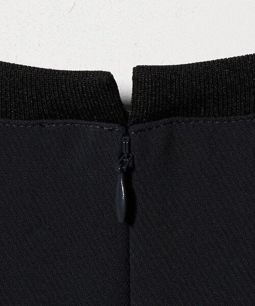 UNITED ARROWS(ユナイテッドアローズ)の「COMFY ドルマン ショートスリーブ ブラウス ‐防汚 UVカット ウォッシャブル‐(シャツ/ブラウス・レディース・ブラック/オフホワイト/ダークグレー・FREE)」の11枚目の写真