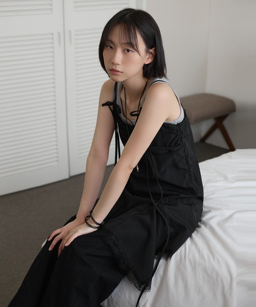 UNE MANSION（ユヌマンション）の「【UNE ORIGINAL】【レイヤード用としてもおすすめ】サイドファスナーレーストリミングアシンメトリーストリングリボンキャミワンピース（キャミソール・レディース・イエロー系その他/ブラック/チャコールグレー・FREE）」の5枚目の写真