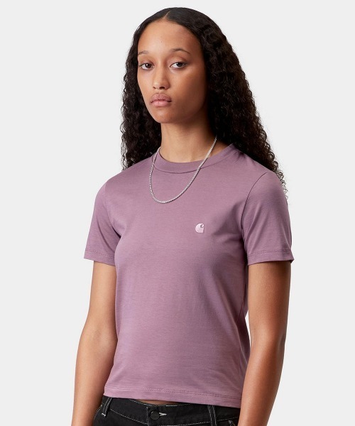 Carhartt WIP(カーハートダブリューアイピー)の「Carhartt WIP WOMEN'S S/S LUCA T-SHIRT(カーハートワークインプログレス ウィメンズショートスリーブルカTシャツ)(Tシャツ/カットソー・レディース・ホワイト/ブラック/パープル系・X-SMALL/SMALL)」の3枚目の写真