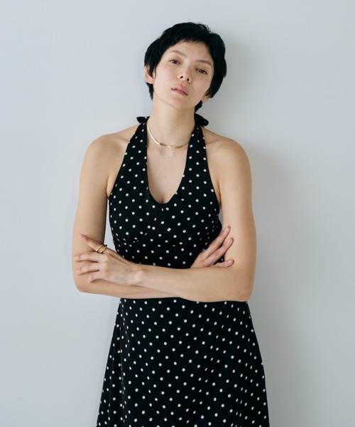 VION(ヴィオン)の「ドットホルダーネックドレス / Dot Halter Neck Dress(ワンピース・レディース・ホワイト/ブラック・FREE)」の5枚目の写真