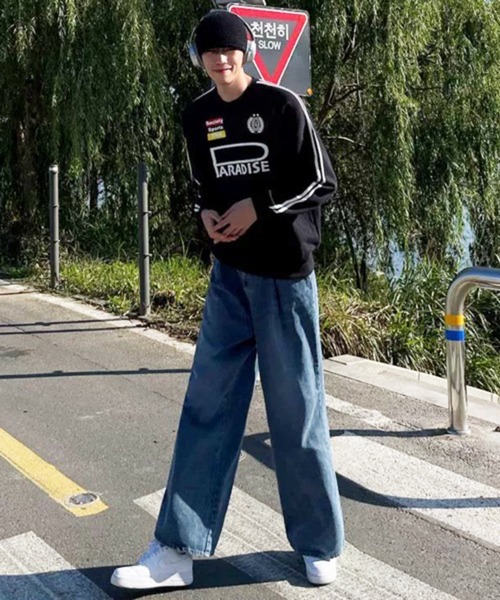 NOWLE(ノウル)の「【NOWLE】ルーズシルエット サイドライン レトロロゴプリント クルーネック スウェット トレーナー(スウェット・メンズ・ブラック・MEDIUM/LARGE/X-LARGE)」の12枚目の写真