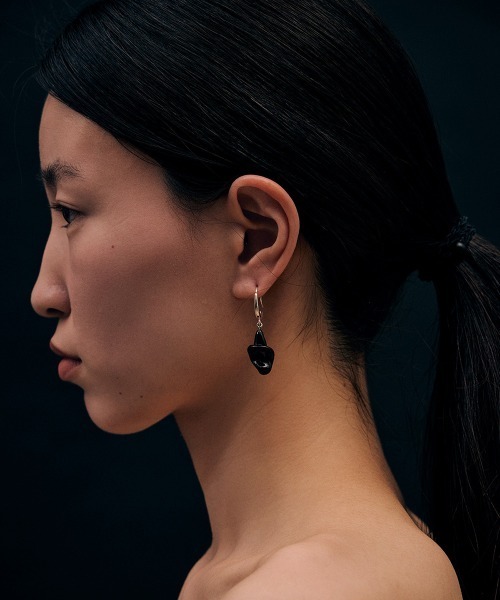 Fauvirame（フォーヴィレイム）の「【Fauvirame】26SS新作 Petal Glass Earrings / ペタルグラスイヤリング（ピアス（両耳用）・レディース・Black・ONE SIZE）」の2枚目の写真