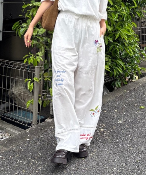 RODEO CROWNS WIDE BOWL（ロデオクラウンズワイドボウル）の「INDIA EMBROIDERYパンツ（その他パンツ・レディース・オフホワイト/ブラック・FREE）」の2枚目の写真