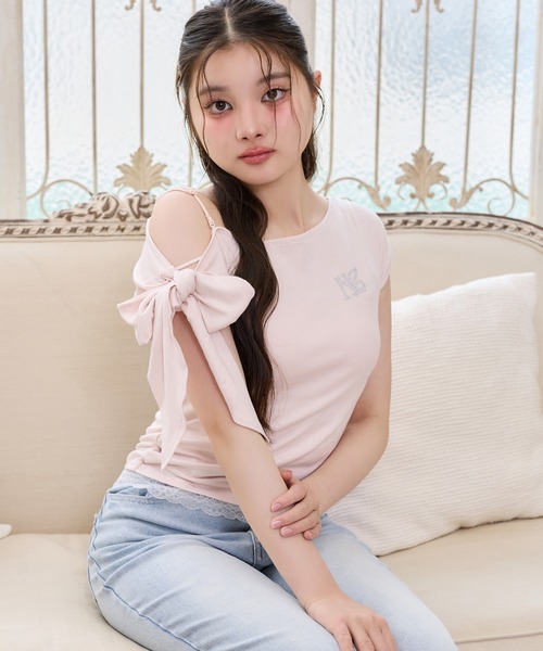 one after another NICE CLAUP(ワンアフターアナザーナイスクラップ)の「ワンショルリボンロゴトップス(Tシャツ/カットソー・レディース・ブラック/ピンク/ホワイト系その他・FREE)」の1枚目の写真