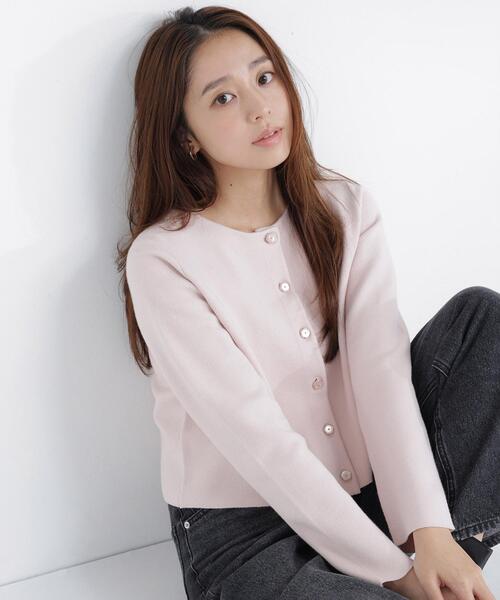 NATURAL BEAUTY BASIC(ナチュラルビューティーベーシック)の「フラワーボタンニットジャケット(カーディガン/ボレロ・レディース・グレー/ブラック/ダークブラウン/ピンク・フリ-)」の1枚目の写真