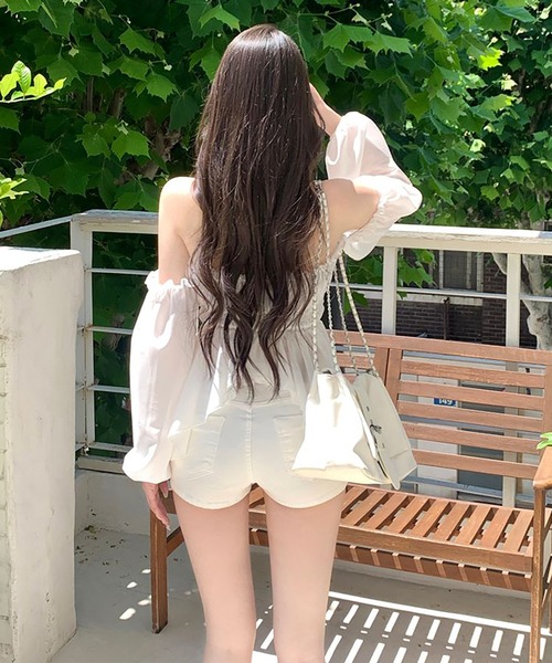 Girly Doll（ガーリードール）の「ホルターネックオフショルギャザーブラウス（シャツ/ブラウス・レディース・ブラック/ホワイト・FREE）」の7枚目の写真