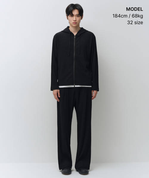 MUSINSA STANDARD（ムシンサスタンダード）の「プリーツワイドバンディングパンツ[ブラック]（その他パンツ・メンズ・その他・28/26/30/32/34/36/38/40/42）」の2枚目の写真