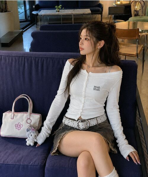 muahmuah（ムーアムーア）の「オフショルダー ヘンリーネック ロングスリーブ [ホワイト]（Tシャツ/カットソー・レディース・その他・FREE）」の6枚目の写真