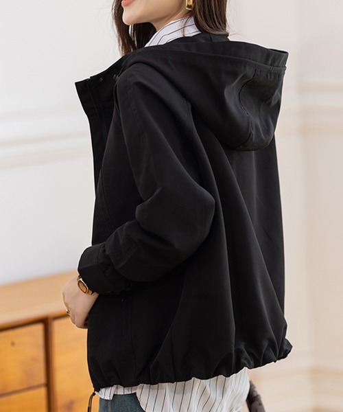 AMAJI(アマジ)の「ショート丈 フード付き アウター(ブルゾン・レディース・ブラック/ベージュ・SMALL/MEDIUM/LARGE/X-LARGE)」の4枚目の写真