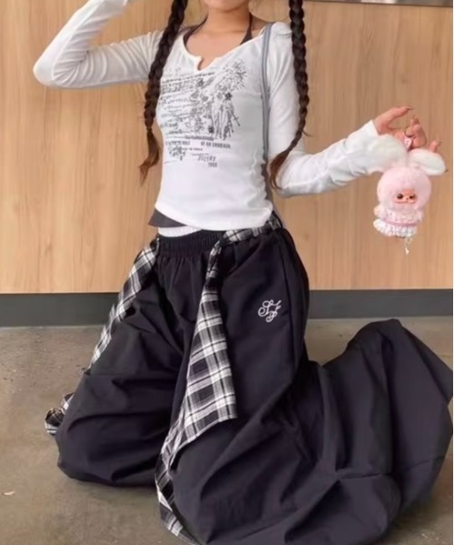 LADY LIKE(レディライク)の「【秋冬新作】スタッズ付きレイヤード風キーネックアシンメトリー長袖トップス(Tシャツ/カットソー・レディース・グレー/ホワイト・M)」の8枚目の写真