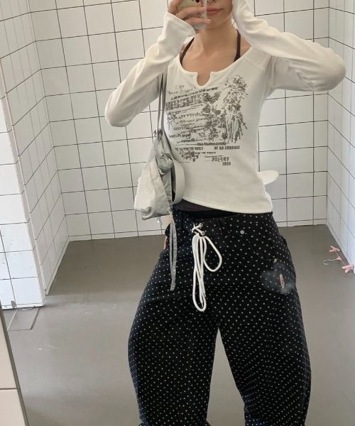 LADY LIKE(レディライク)の「【秋冬新作】スタッズ付きレイヤード風キーネックアシンメトリー長袖トップス(Tシャツ/カットソー・レディース・グレー/ホワイト・M)」の11枚目の写真
