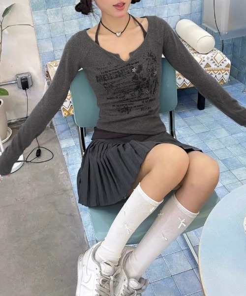 LADY LIKE(レディライク)の「【秋冬新作】スタッズ付きレイヤード風キーネックアシンメトリー長袖トップス(Tシャツ/カットソー・レディース・グレー/ホワイト・M)」の19枚目の写真