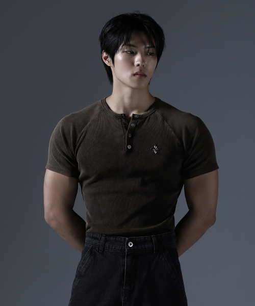 CARMID（カミド）の「アンティックピグメントヘンリーネック半袖[ブラウン]（Tシャツ/カットソー・メンズ・その他・1/2/3）」の2枚目の写真
