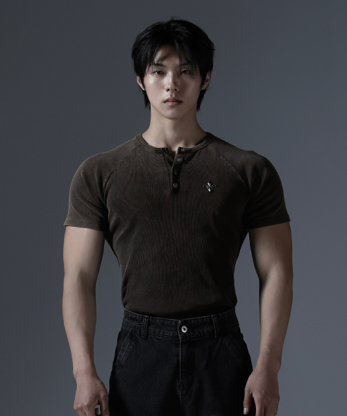 CARMID（カミド）の「アンティックピグメントヘンリーネック半袖[ブラウン]（Tシャツ/カットソー・メンズ・その他・1/2/3）」の3枚目の写真
